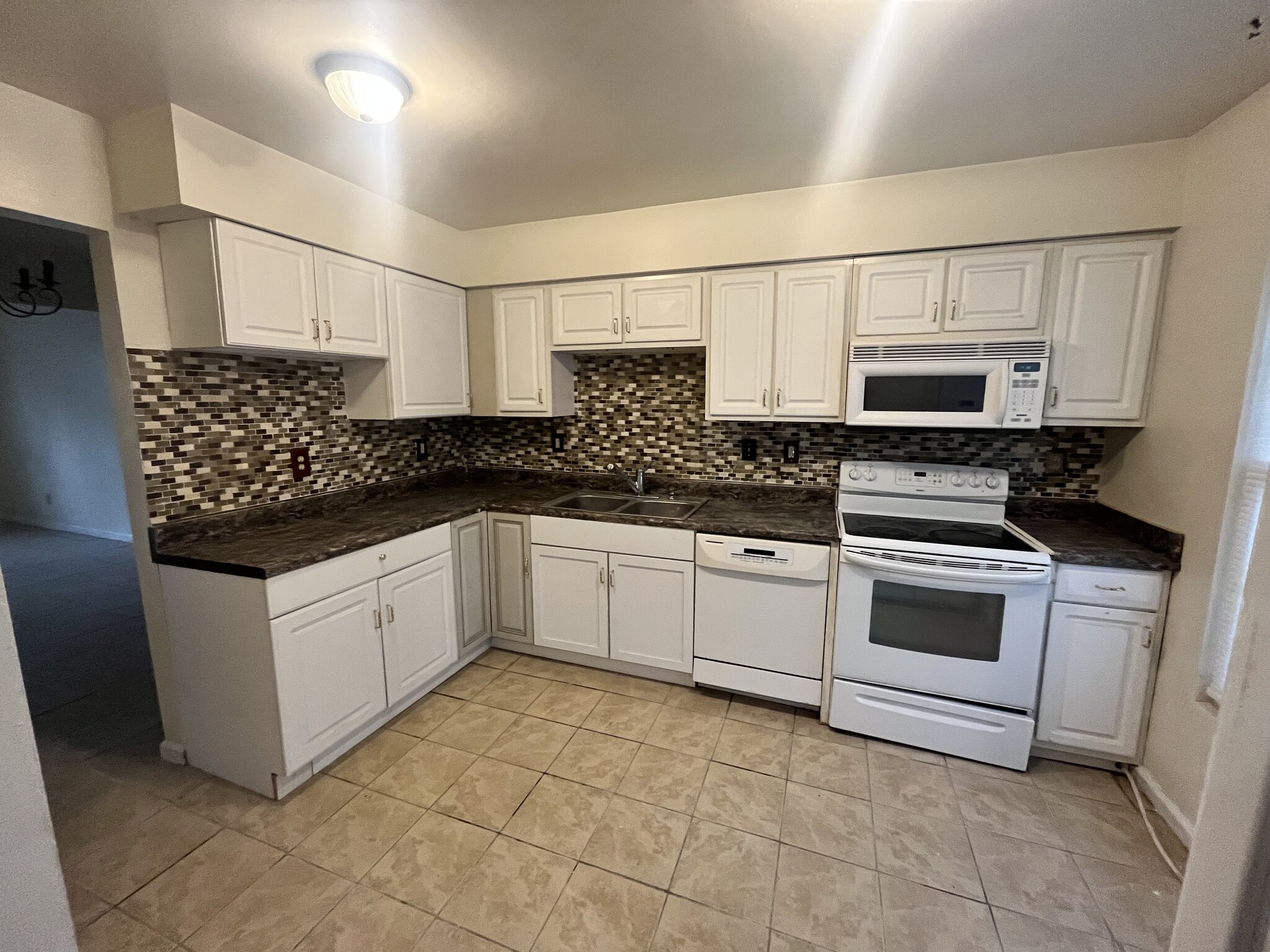 Kitchen - 5379 Grand Lake Cres