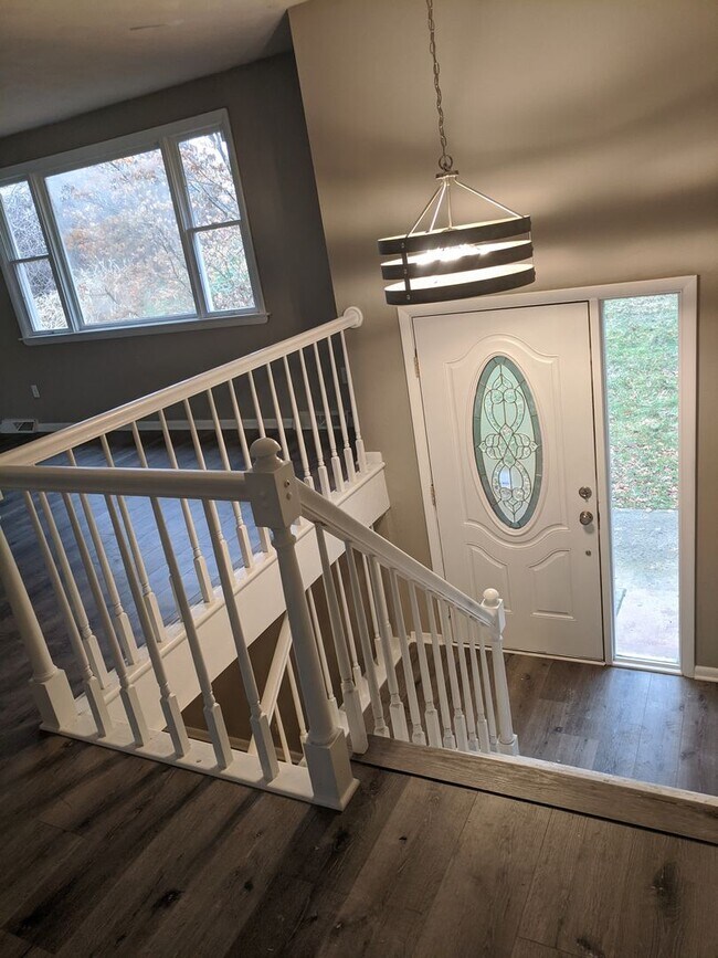 Building Photo - *****Huge 4 bedroom, 3 full bath home FOR ...