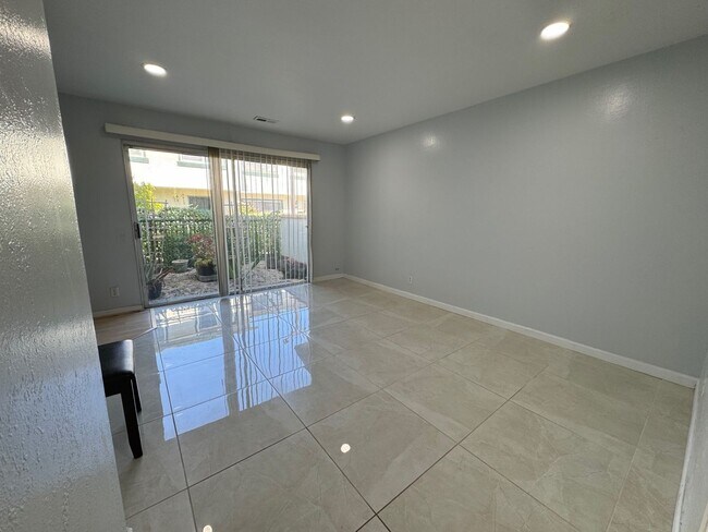 Building Photo - 2 Bedroom/1.5 Bathroom Townhouse Available in Union City!!