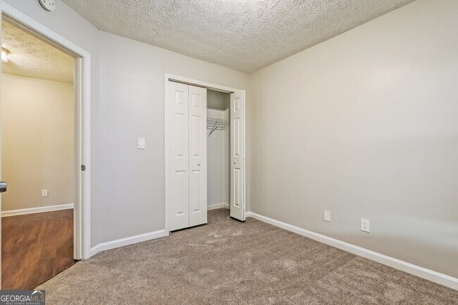 Building Photo - 429 Village Cir