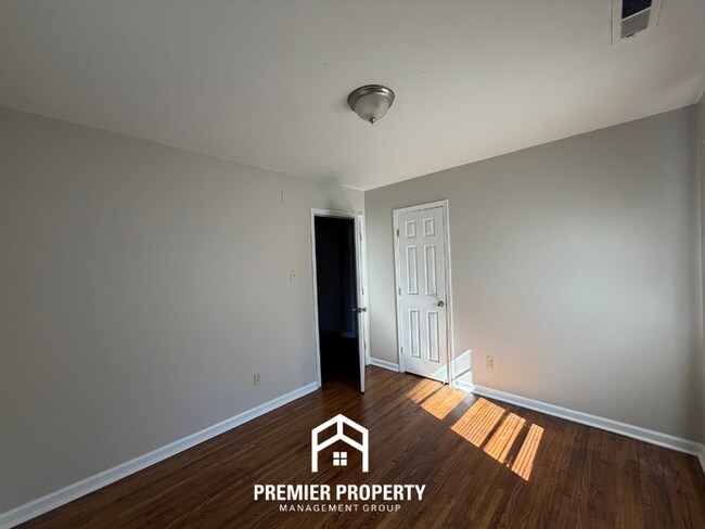 Building Photo - Charming 3BR Home in 38117- Hardwood Floors & Fenced Backyard