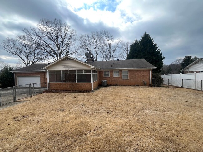 Building Photo - Beautiful Home!