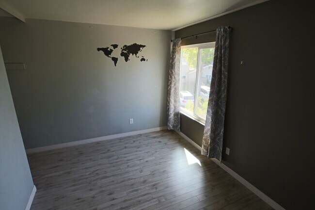 Building Photo - Large spacious 2 Bedroom in UTC