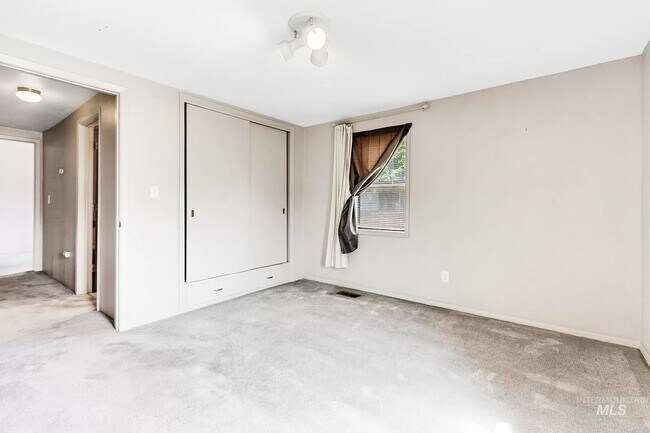 Building Photo - 408 E Greenhurst Rd