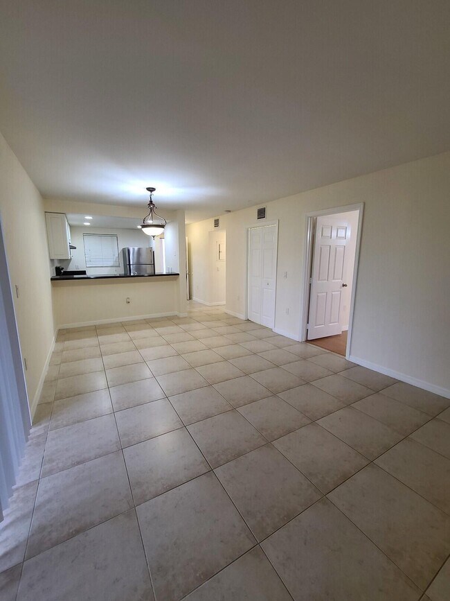 Building Photo - 1547 Lake Crystal Dr