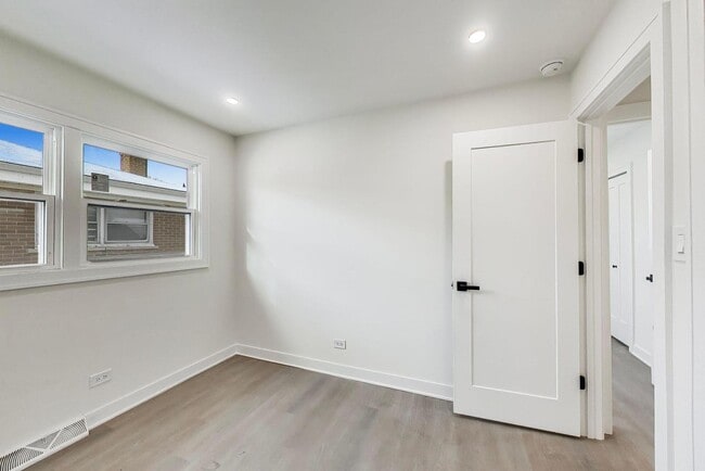 Building Photo - 5028 N Oneida Ave