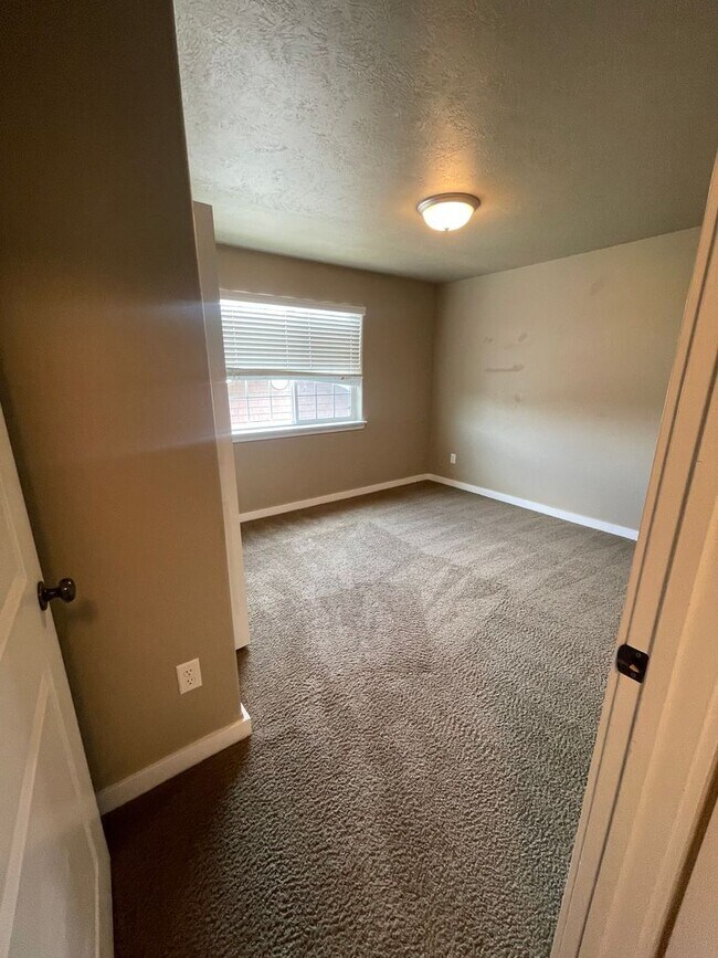 Building Photo - 2 bedroom 2 bath condo centrally located o...