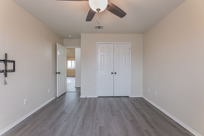 Building Photo - 5001 Bridgewood Dr