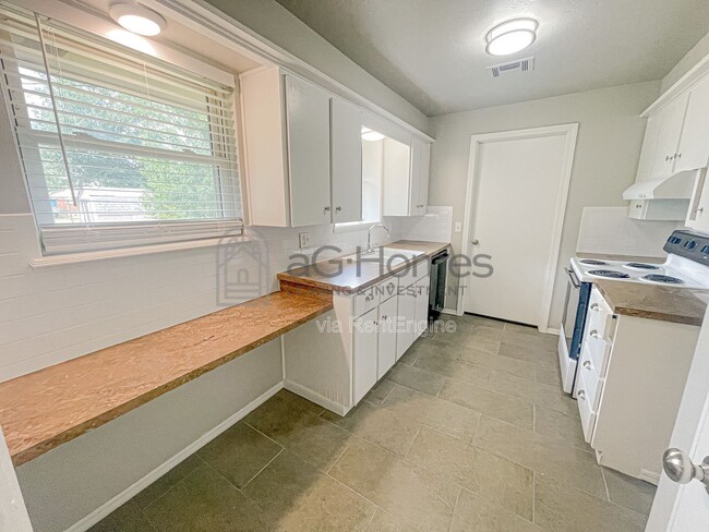 Building Photo - 3012 Neighbors Ln