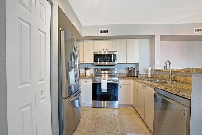 Building Photo - 1801 N Flagler Dr