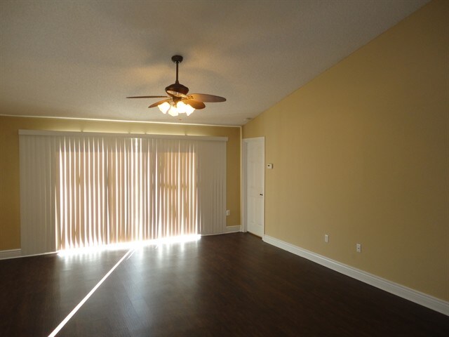 Building Photo - 6785 Bermuda Ave