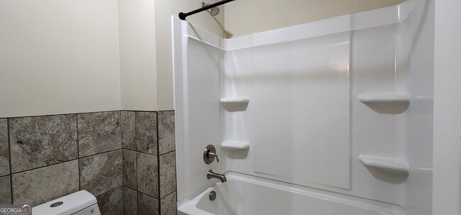 Building Photo - 525 Twelve Oaks Dr
