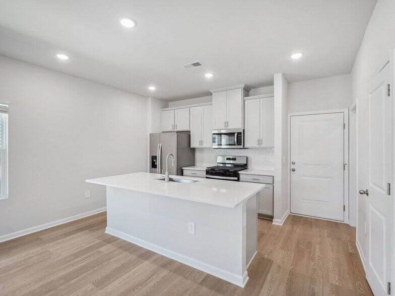 Building Photo - 702 Southland Dr