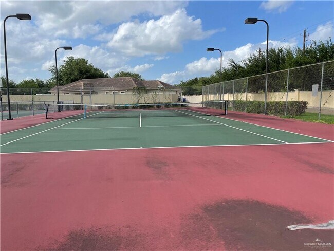 Building Photo - 20 E Thornhill Ave