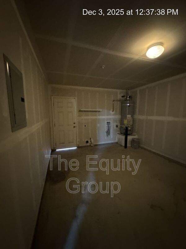 Building Photo - 2132 W Lark Ave