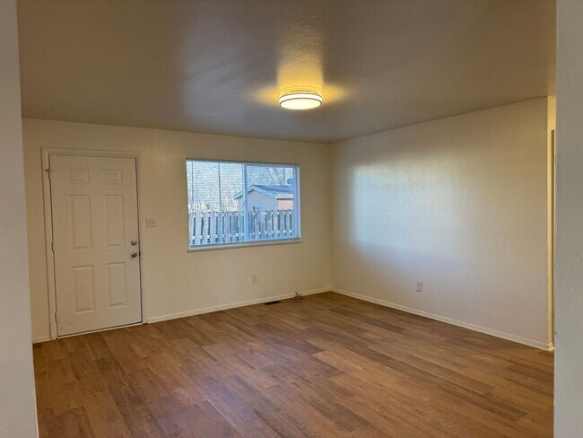 Building Photo - Ground Level - 2 Bed, 1 Bath Townhouse!!!