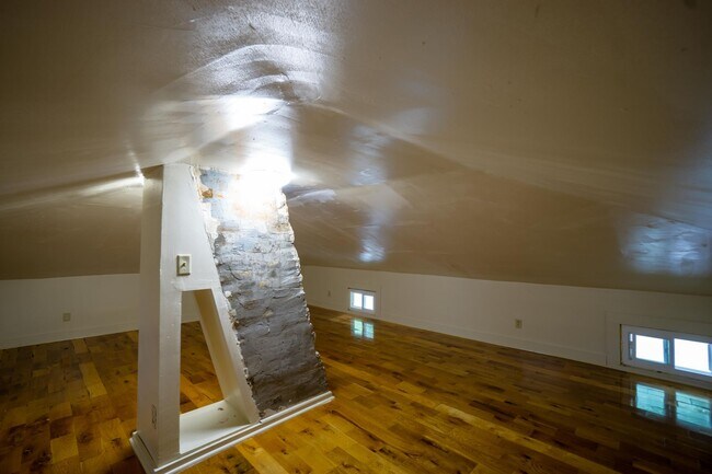 Building Photo - Available 7/1/26 Back Upper Deck Overlooki...