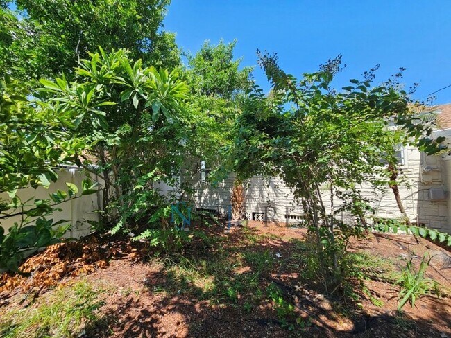 Building Photo - REDUCED $200!!  Cute 3/1 with updated kitchen & bath, enclosed front lanai & one car garage!!