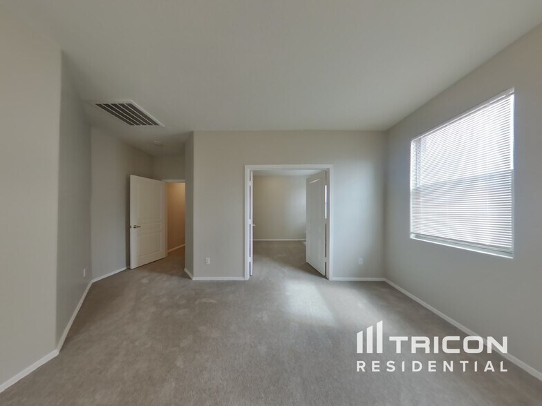 Building Photo - 6410 S 72nd Ln