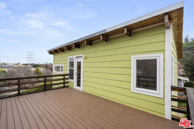 Building Photo - 2230 Oros St