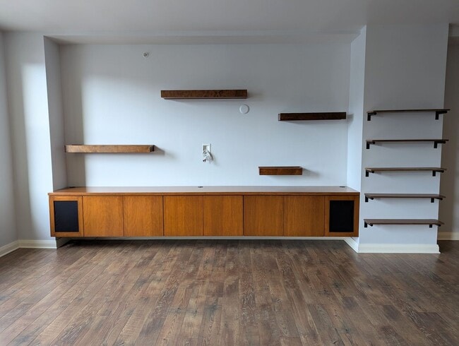 Building Photo - Spacious 1 Bedroom 1.5 Bathroom Downtown Condo