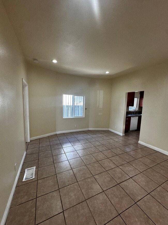 Building Photo - 750 E 40th Pl