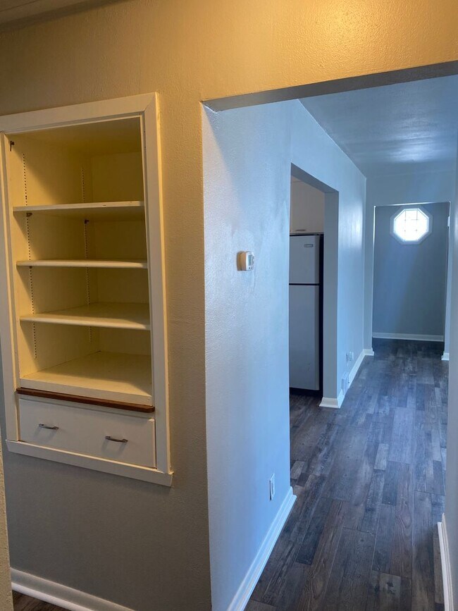 Building Photo - A must see!!! This spacious and newely upd...