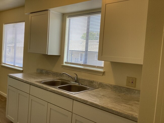 Building Photo - 1414 W Vassar Ave