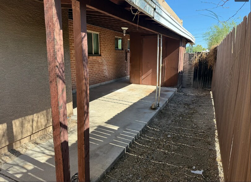 Front Door Patio - Enclosed - 221 E Elm St