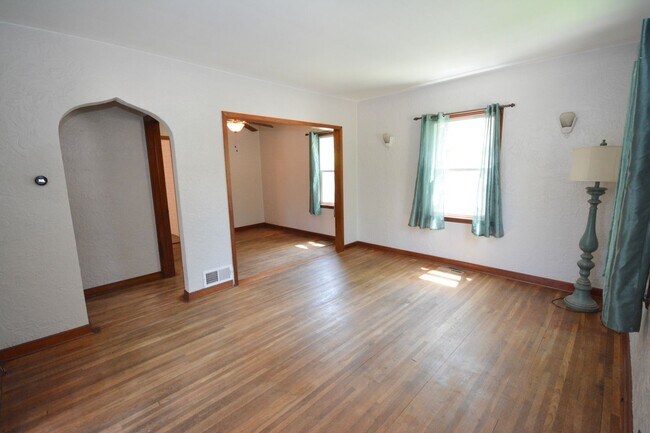 Building Photo - Close to Downtown Location with Fenced Yard