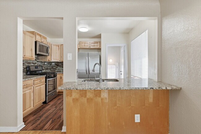 Building Photo - $2,895.95, 3-bed, 2-bath duplex in Denver with a washer and dryer and $300 off the first month's ...