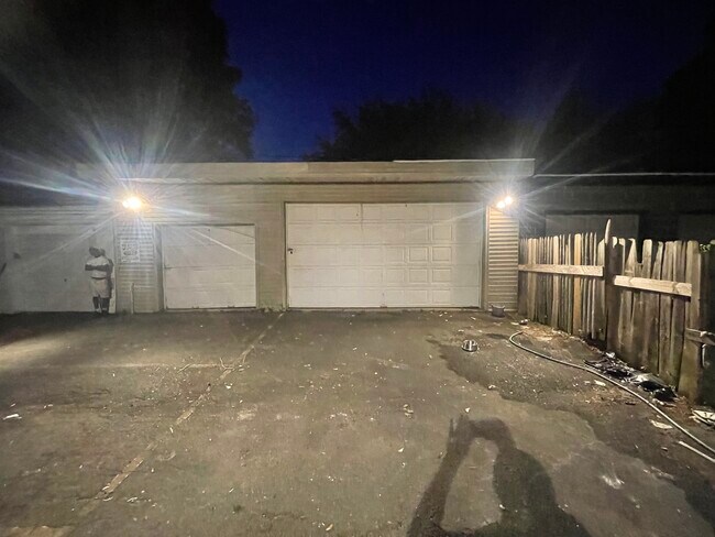 Garage for rentBtahroom - 539 Hamilton St