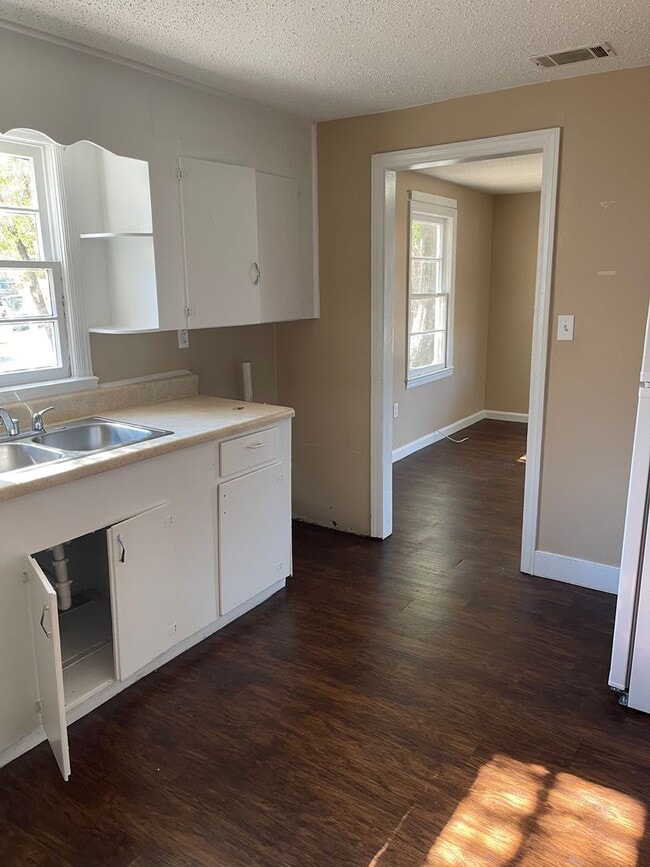 Building Photo - 401 Boss St