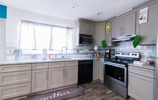 Building Photo - 1030 Pineborough Rd