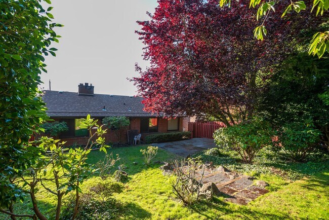 Building Photo - Beautiful Magnolia Brick close to village ...