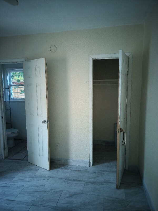 Building Photo - 612 W Newgrove St