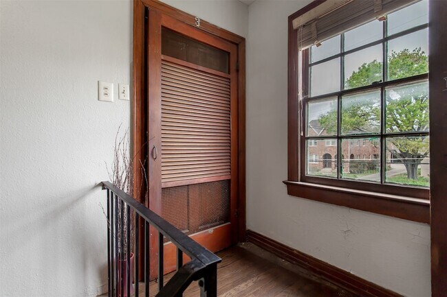 Building Photo - 5918 La Vista Dr