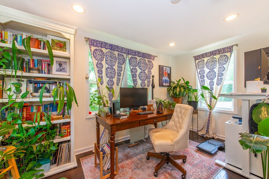 Building Photo - 247 Airmount Ave