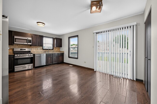 Building Photo - 1301 Brookfield Dr