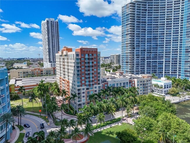Building Photo - 2000 N Bayshore Dr