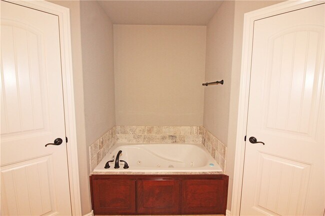 Building Photo - 902 SW Caprington St