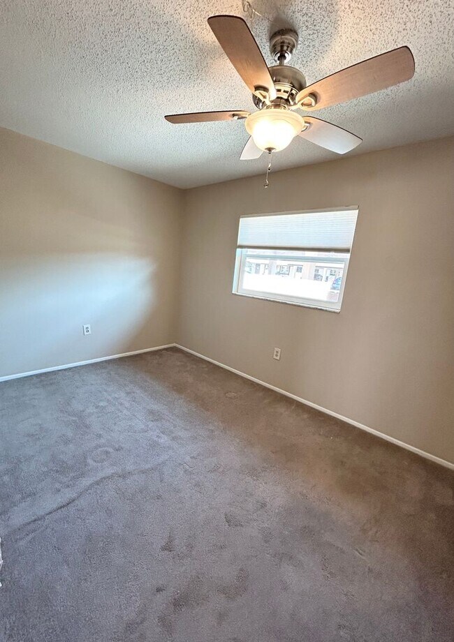 Building Photo - 2 Bedroom Villa with Screened in Patio!