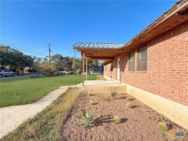 Building Photo - 1616 Lonesome