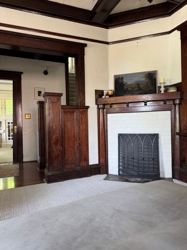 Building Photo - Beautiful Classic 4+ Bedroom 3,800 Sq. Ft....