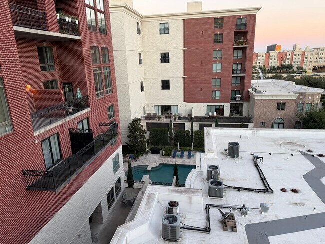 Building Photo - 5005 Hidalgo St