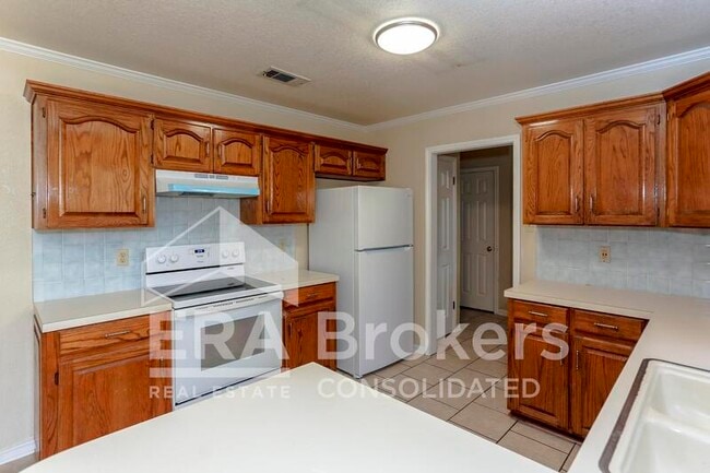 Building Photo - 800 Silver Creek Dr