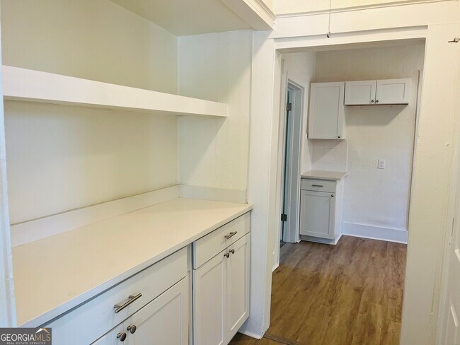 Building Photo - 410 Alford St