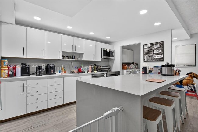Building Photo - 365 Fern Dr