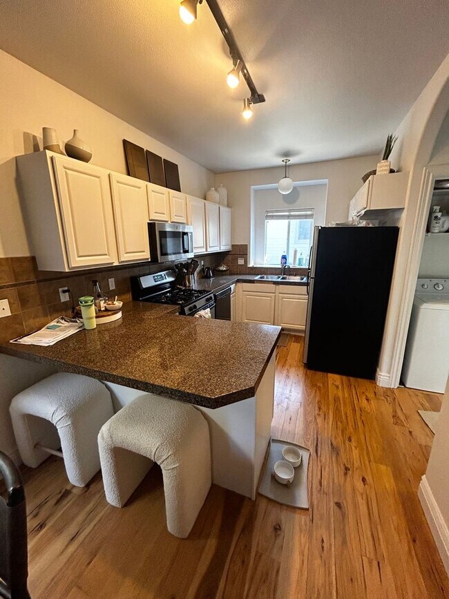 Building Photo - Charming 3-Bedroom home with 2 car garage in Prime Location