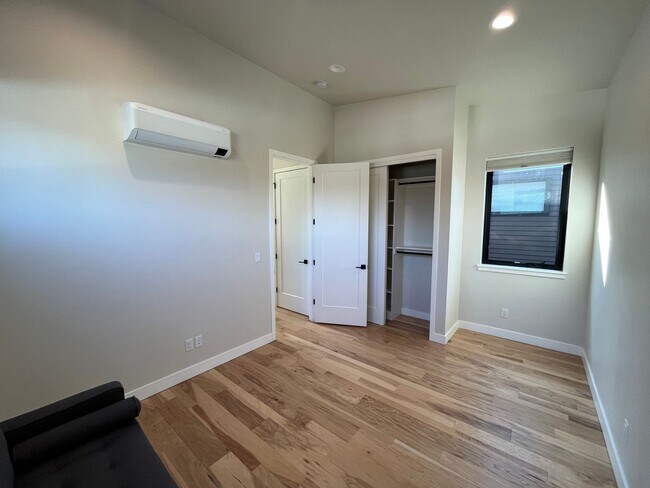 Building Photo - Modern 2 Bed, 2 Bath Just West of Century